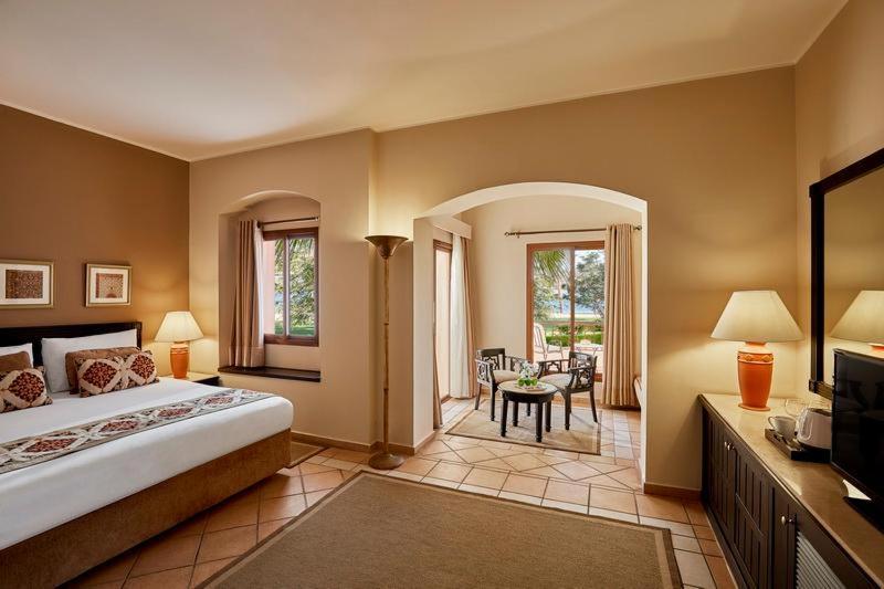 Deluxe Queen or Twin Bed Pool View