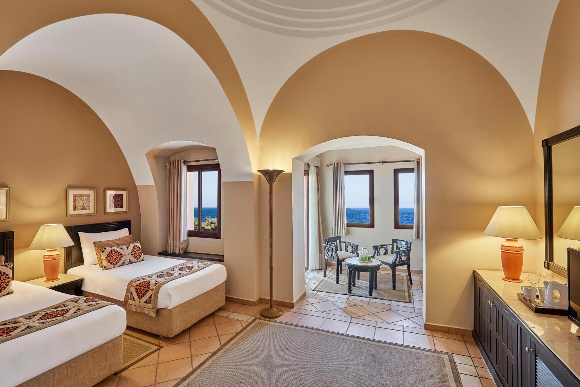 Deluxe Queen or Twin Bed Sea View