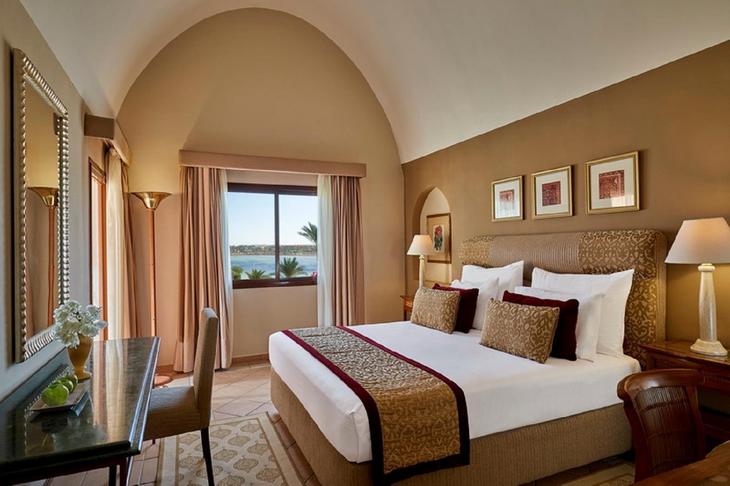 Junior Suite Queen Bed Pool or Sea View